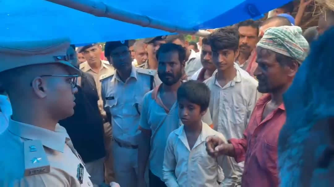 नाली न बनी, खून बह गया: दो जिंदगियां गंवाकर अब आंसुओं में जवाब तलाश रहा जमुनी टोला