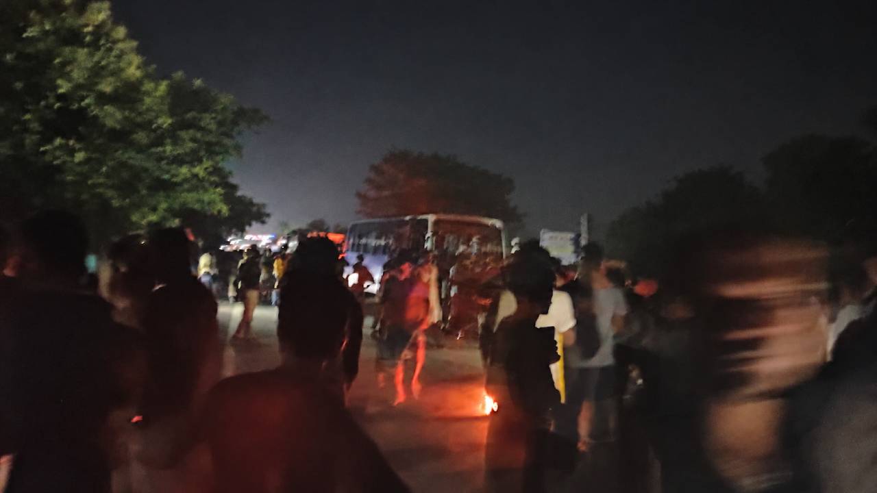 पूर्वी चंपारण: सड़क हादसे में दादी-पोते की मौत, एनएच-28 पर टायर जलाकर ग्रामीणों का हंगामा