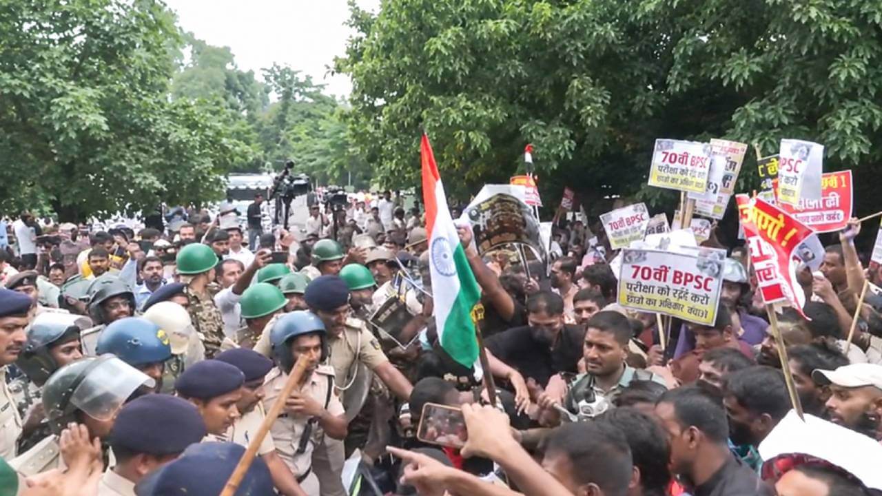 पटना में बैरिकेड तोड़ विधानसभा की ओर बढ़े छात्र, दरोगा और 70वीं बीपीएससी परीक्षा दोबारा कराने की मांग