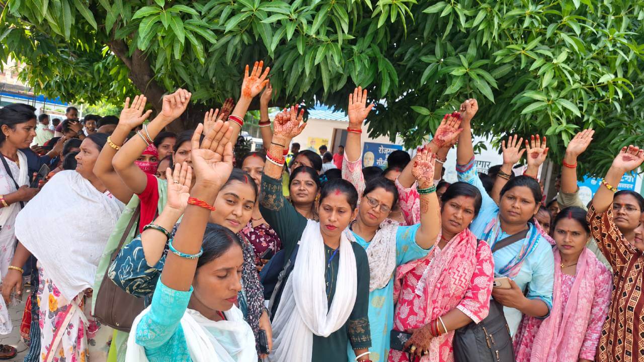 संविदा एएनएम ने जदयू कार्यालय घेरा, नियमितीकरण और समान वेतन की मांग पर अड़ीं