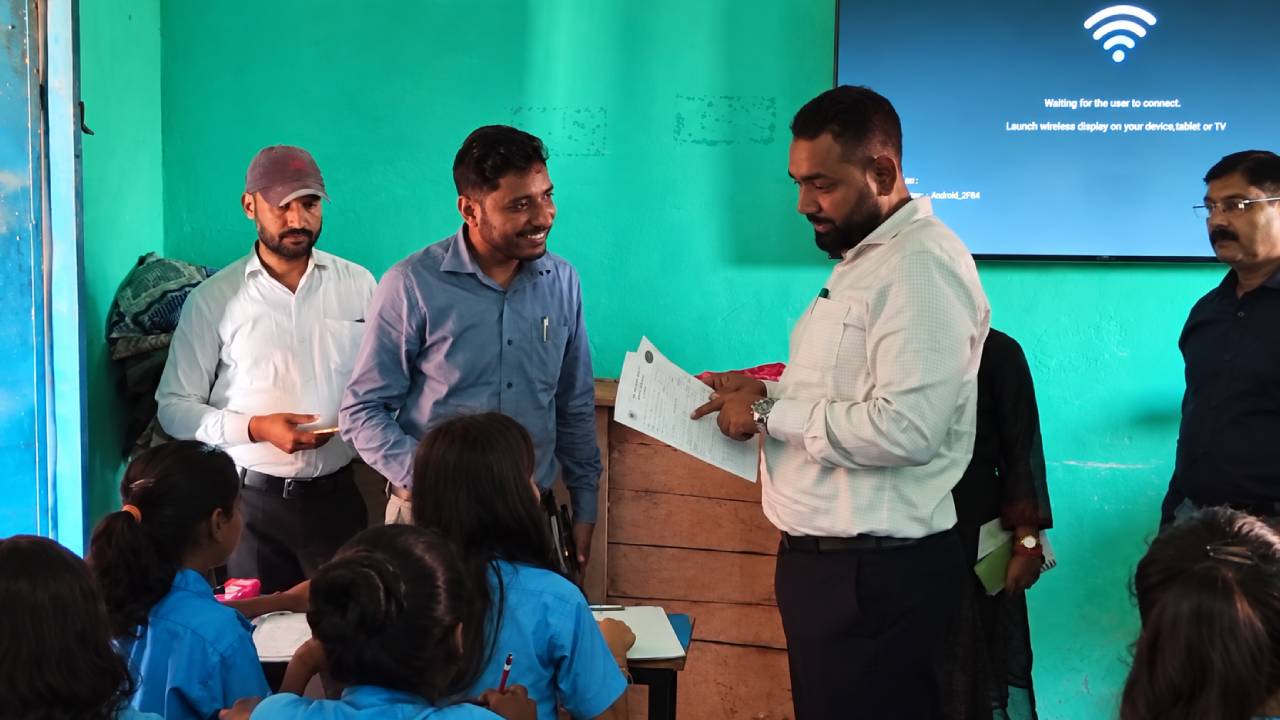 स्कूल पहुंचे डीएम तो बन गए गणित के शिक्षक, सवाल पूछकर परखी बच्चों की पढ़ाई