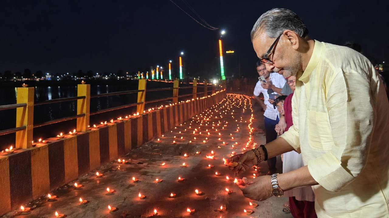 मोतीझील के किनारे 25 हजार दीपों से ‘मोदीमय’ हुआ मोतिहारी
