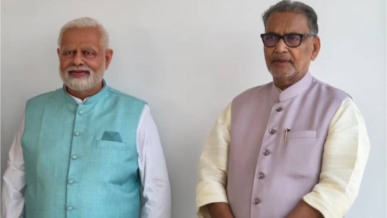 मोतिहारी के दीनदयाल भवन में जन्मदिवस पर स्थापित हुई पीएम मोदी की सिलिकॉन प्रतिमा, ‘मोदी सेल्फी’ का क्रेज