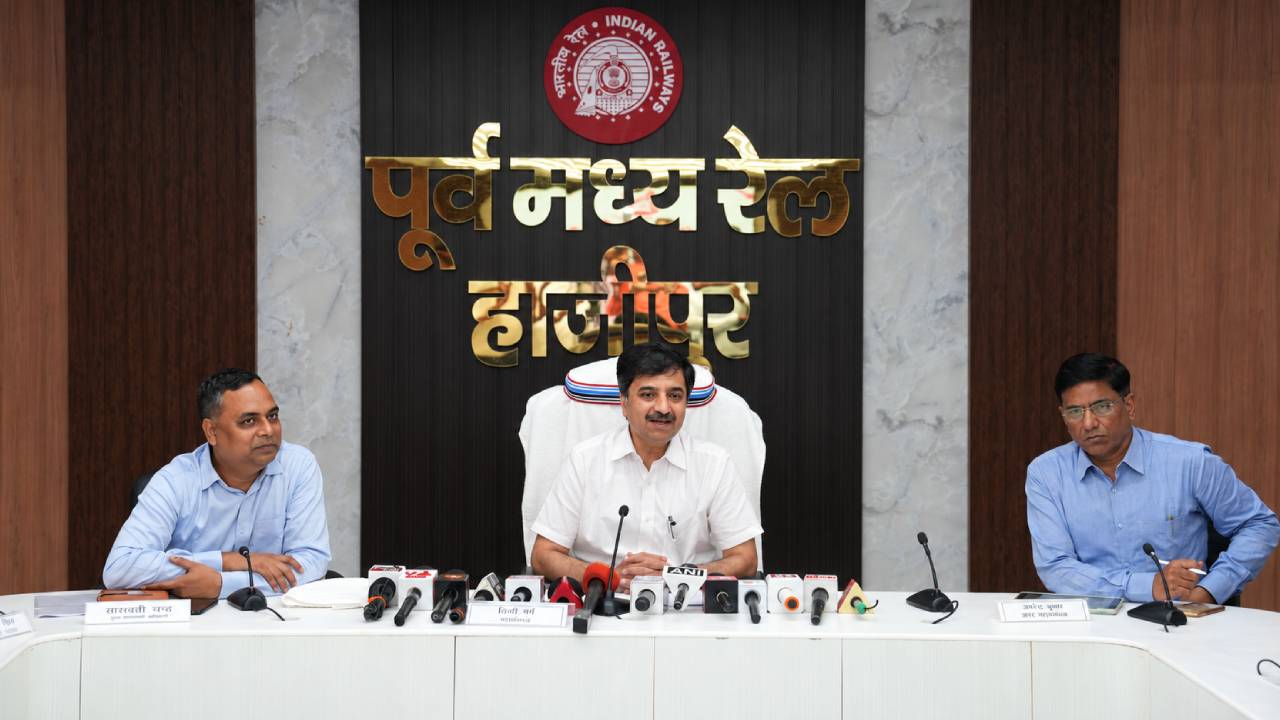 त्योहारी भीड़ से निपटने को ईसीआर का बड़ा प्लान: चलेंगी स्पेशल ट्रेनें, स्टेशनों पर बनेंगे होल्डिंग एरिया और वार रूम