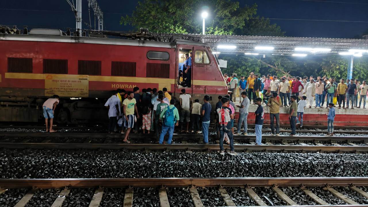 तीस्ता तोरसा एक्सप्रेस की चपेट में आने से व्यक्ति की मौत, ट्रेन के नीचे फंसा शव; घंटों स्टेशन पर खड़ी रही गाड़ी