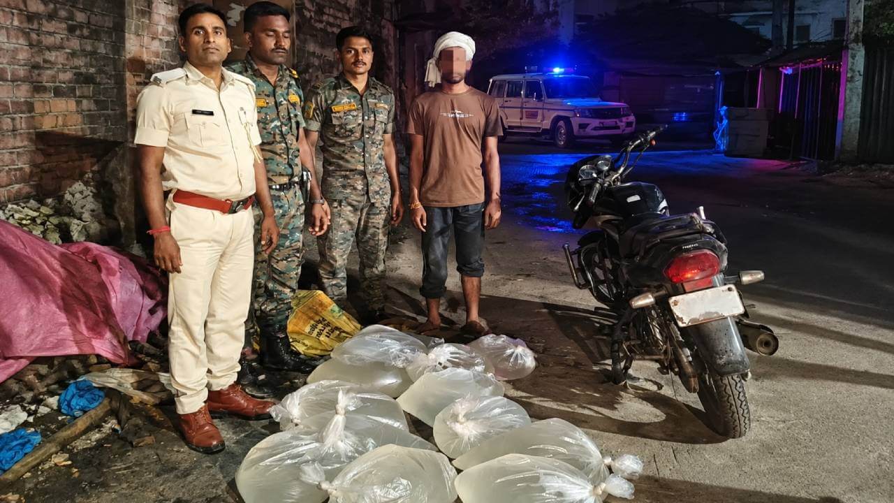 बंगाल से बाइक पर ला रहा था शराब की बड़ी खेप, पुलिस ने 156 लीटर देसी शराब के साथ तस्कर को दबोचा