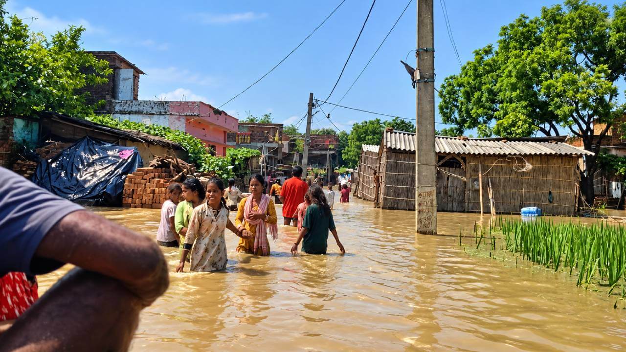 गंडक का जलस्तर घटा लेकिन बगहा में बाढ़ का पानी बरकरार, 30 हजार लोग प्रभावित