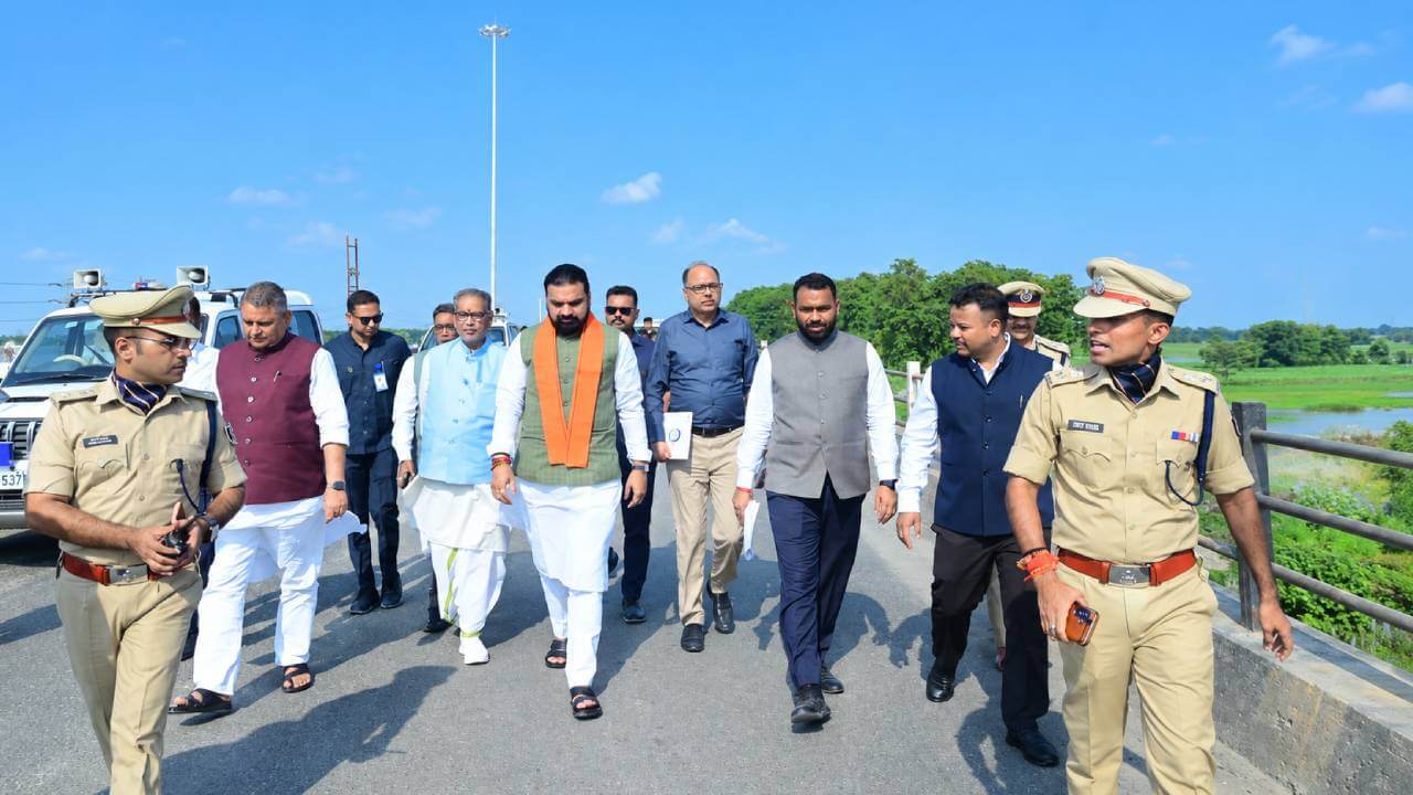 गंडक के उफान के बीच सम्राट का हवाई सर्वेक्षण, खतरे के निशान से डेढ़ मीटर ऊपर जलस्तर