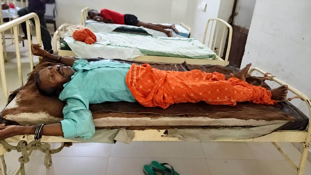 अस्पताल के बिस्तर पर हथकड़ी-पैरों में बंधन, मौत के बाद सुधीश की खामोश तस्वीर छोड़ गयी कई सवाल