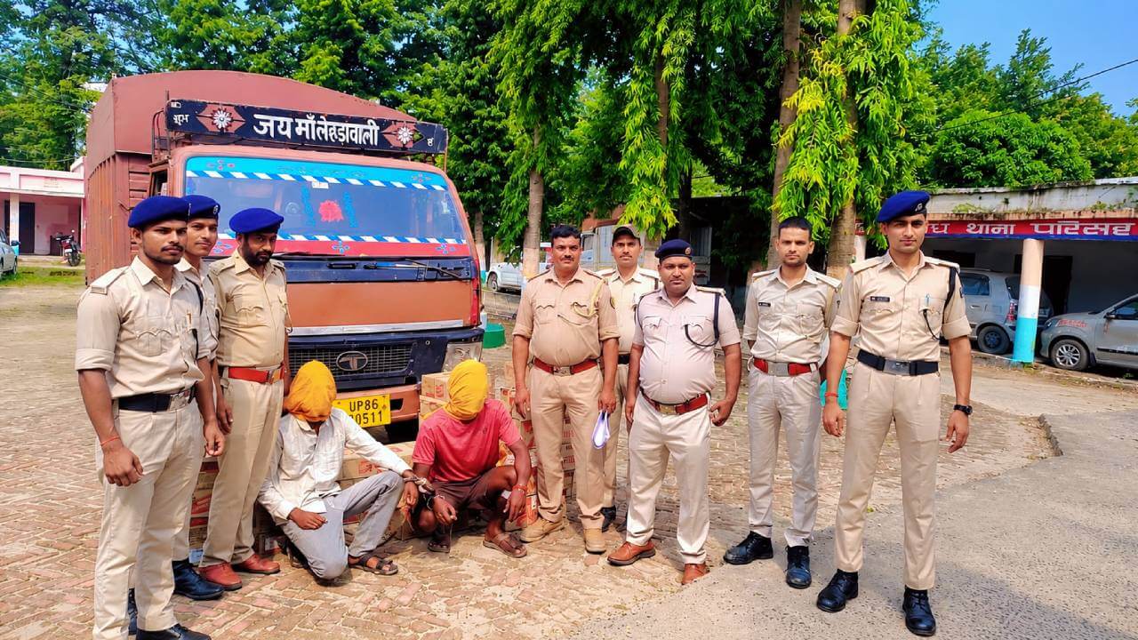 पूर्वी चंपारण में ट्रक के तहखाने से 724 लीटर शराब बरामद, चालक-खलासी गिरफ्तार