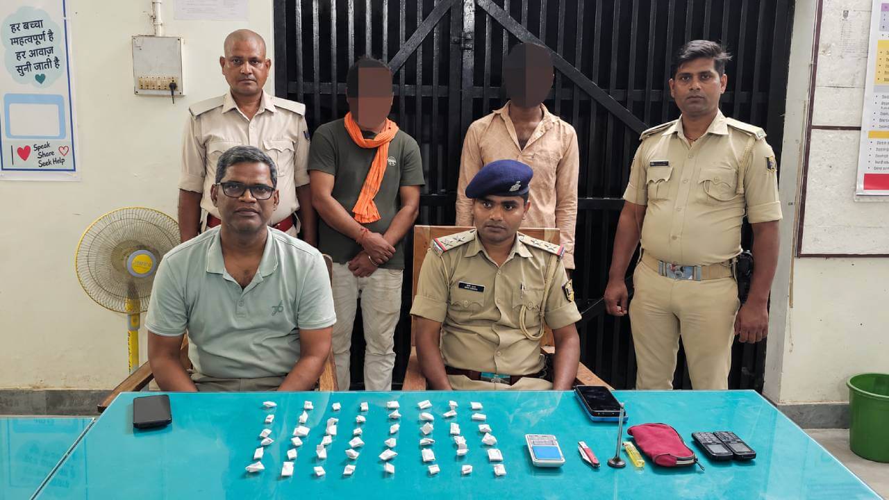 दलान में चल रहा था स्मैक का धंधा, 10.97 ग्राम नशीला पदार्थ के साथ दो गिरफ्तार