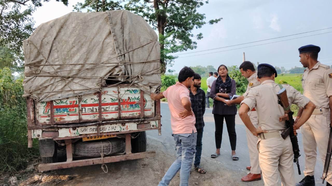 कटिहार: लकड़ी लदा पिकअप जब्त, परमिट पर सवाल
