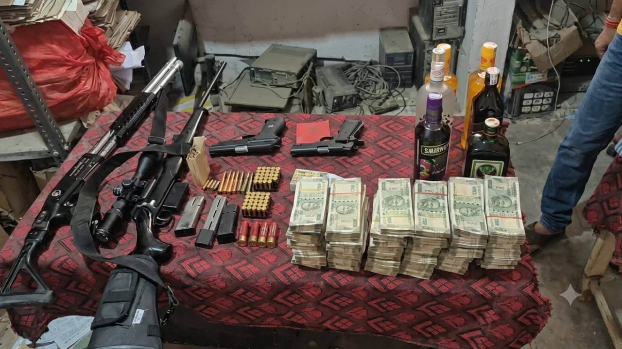 पूर्वी चंपारण: कथित भूमि माफिया के घर पुलिस का छापा, 27 लाख नकद और करोड़ों की जमीन के कागजात जब्त