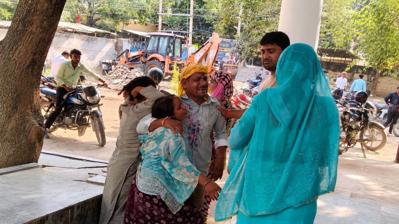 सीवान: ट्रैक्टर की ट्रॉली पलटने से किशोर की दबकर मौत, दो अन्य घायल
