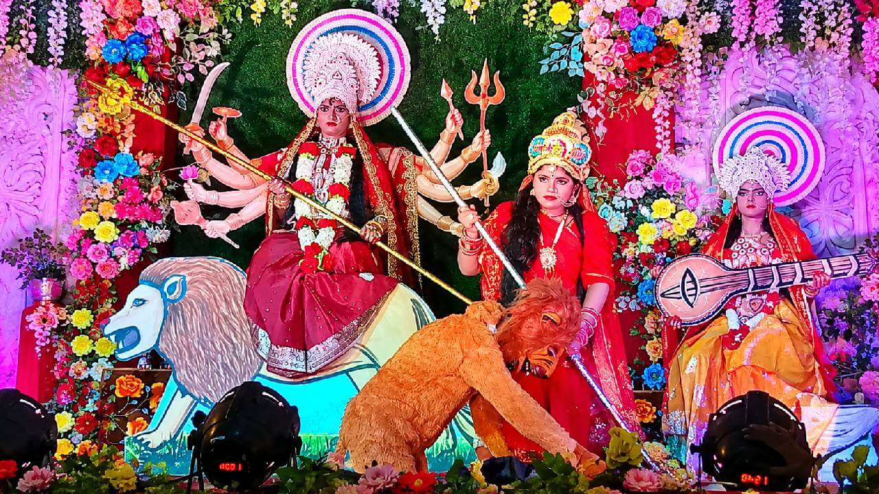 पूर्वी चंपारण: अरेराज में नवरात्रि महोत्सव संपन्न, चैतन्य झांकी और झिझिया नृत्य ने मोहा मन