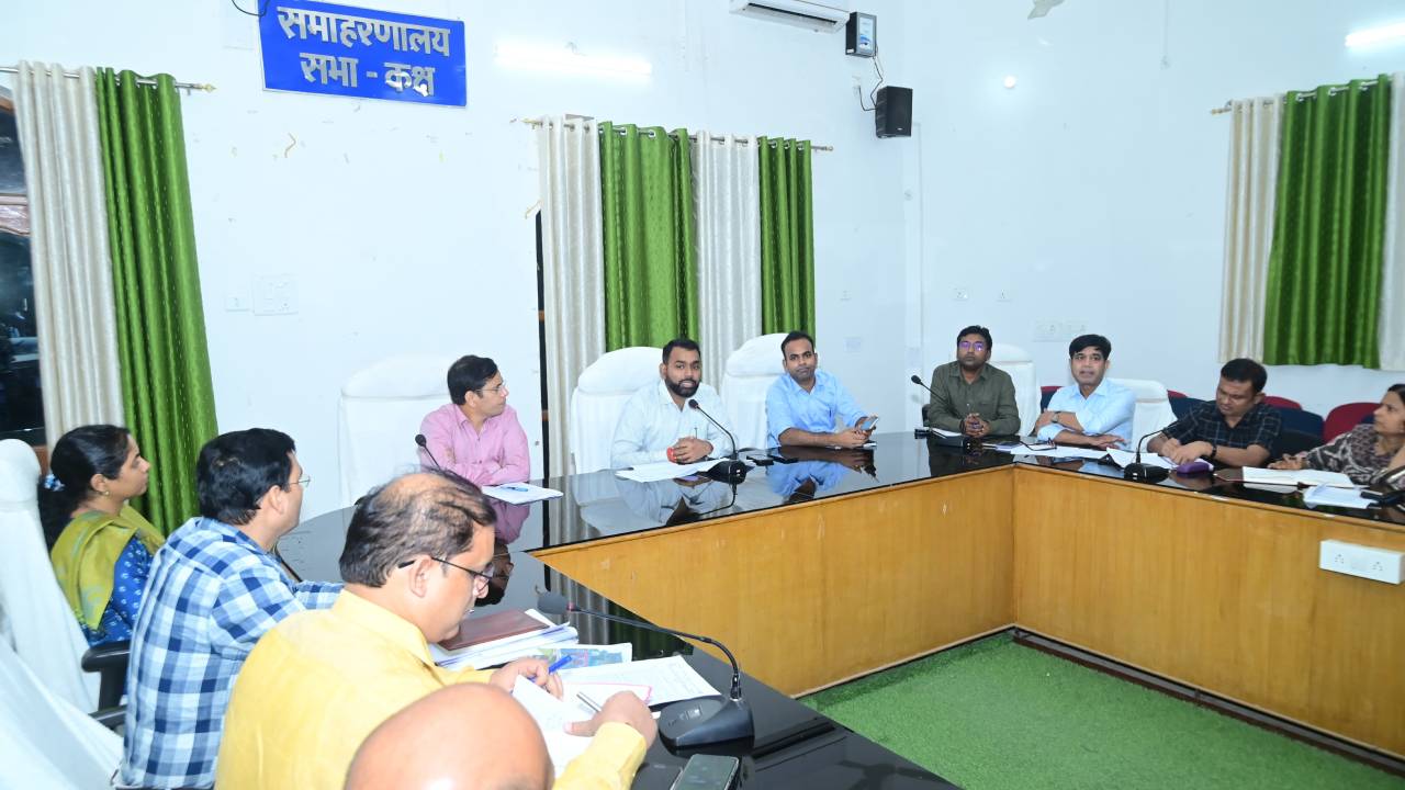 कायाकल्प अभियान में लापरवाही हुई तो अधिकारी-संवेदक पर होगी कार्रवाई: डीएम