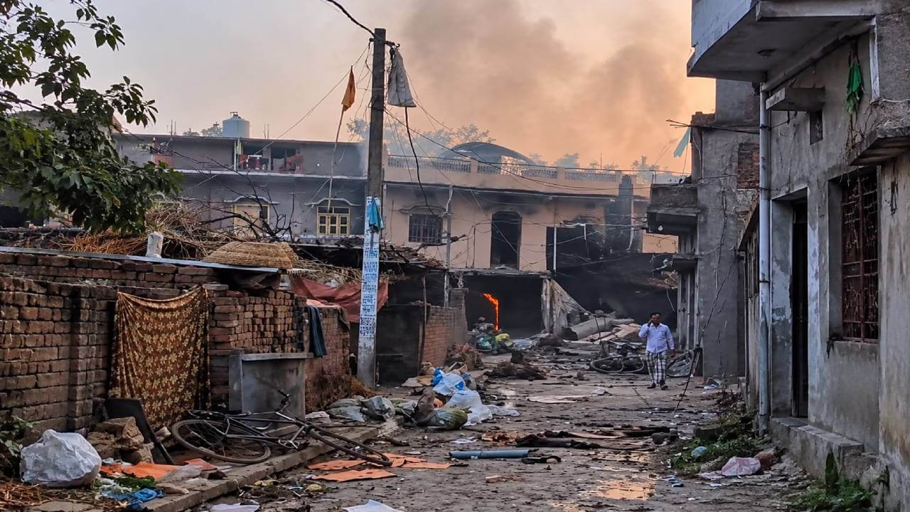 सीवान में पटाखा कारखाने में भीषण विस्फोट, आधा दर्जन लोगों के हताहत होने की आशंका