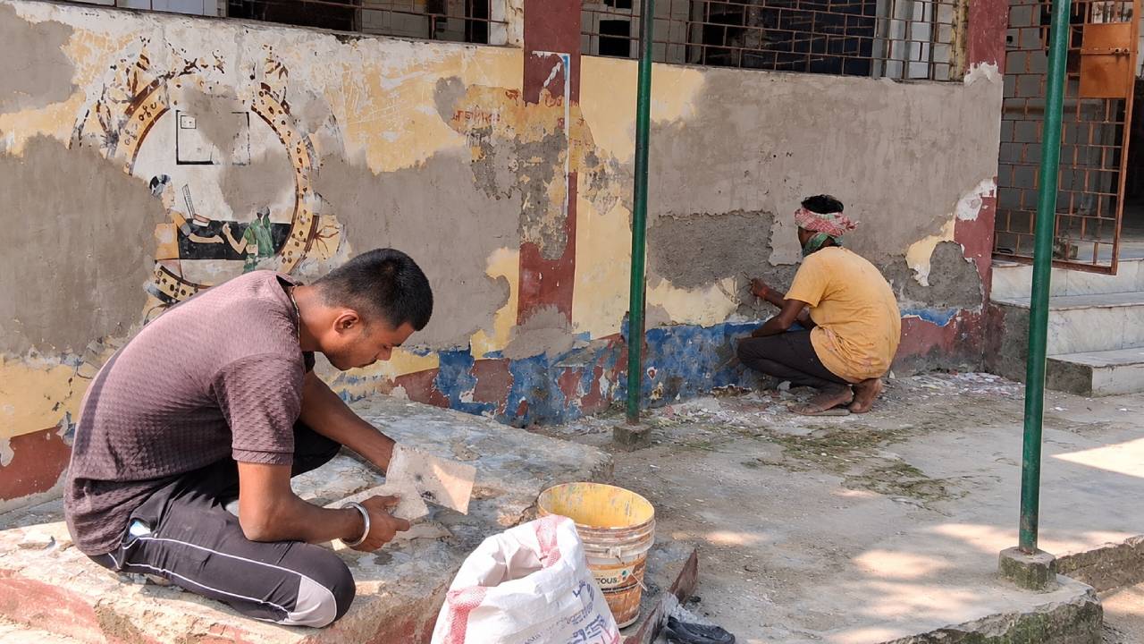 कटिहार में 'कायाकल्प' पर सवाल: जर्जर दीवारों पर रंग-रोगन, मरम्मत के नाम पर खानापूर्ति
