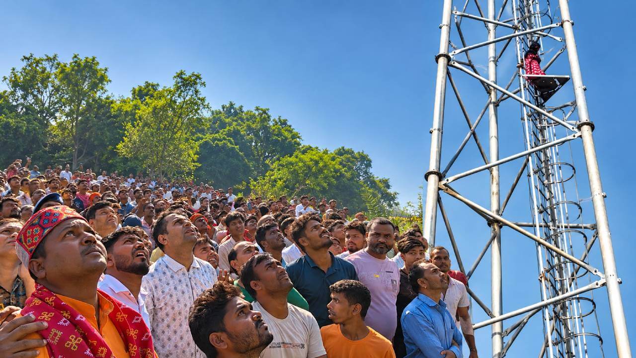 सीवान: मोबाइल टावर पर चढ़ी प्रेमिका, चार घंटे पुलिस करती रही कोशिश; प्रेमी ने 10 मिनट में उतारा नीचे