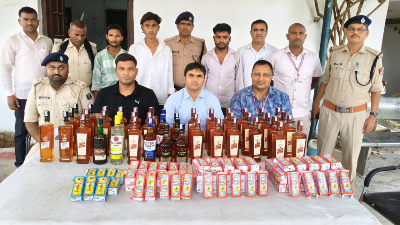 सीवान रेलवे स्टेशन पर 61.75 लीटर शराब के साथ तीन तस्कर गिरफ्तार