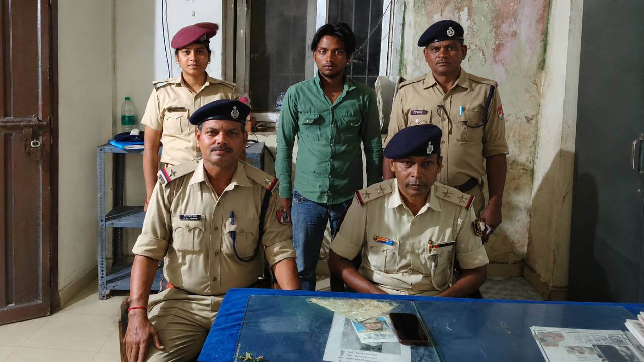 जनसेवा एक्सप्रेस में मोबाइल लेकर भाग रहे युवक को आरपीएफ ने दबोचा
