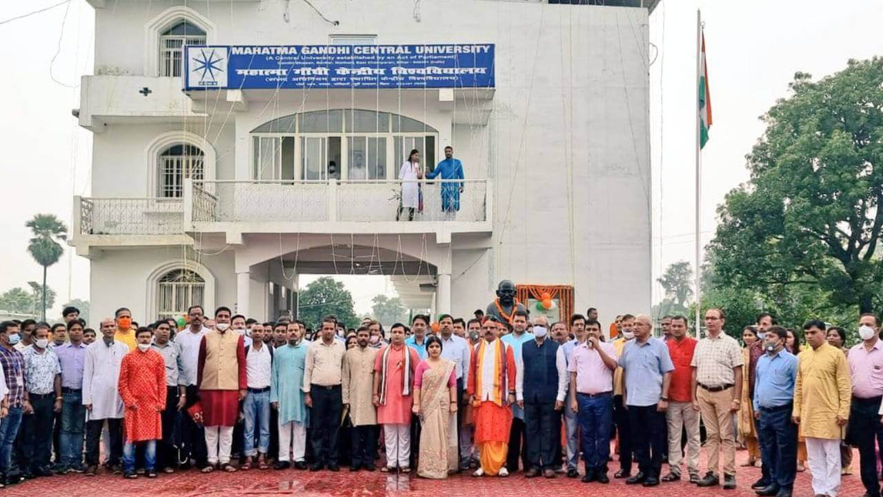 महात्मा गांधी केंद्रीय विश्वविद्यालय: दशक बाद भी बेघर, 61 एकड़ जमीन को बाढ़ग्रस्त बताने पर राधामोहन सिंह ने उठाए सवाल