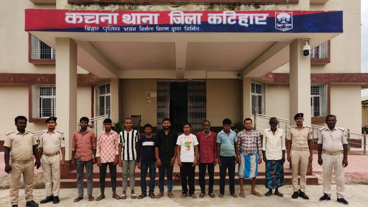 कटिहार: रेलवे गेट के पास शराब पीते 10 लोग गिरफ्तार