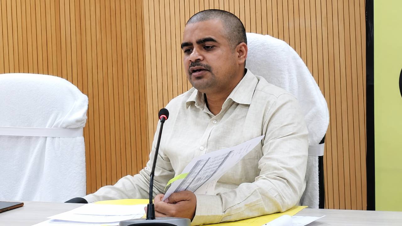 सुपौल: जमीन के काम में अब नहीं चलेगी देरी, डीएम का सख्त आदेश; लंबित दाखिल-खारिज और ई-नापी मामलों का होगा जल्दी निपटारा
