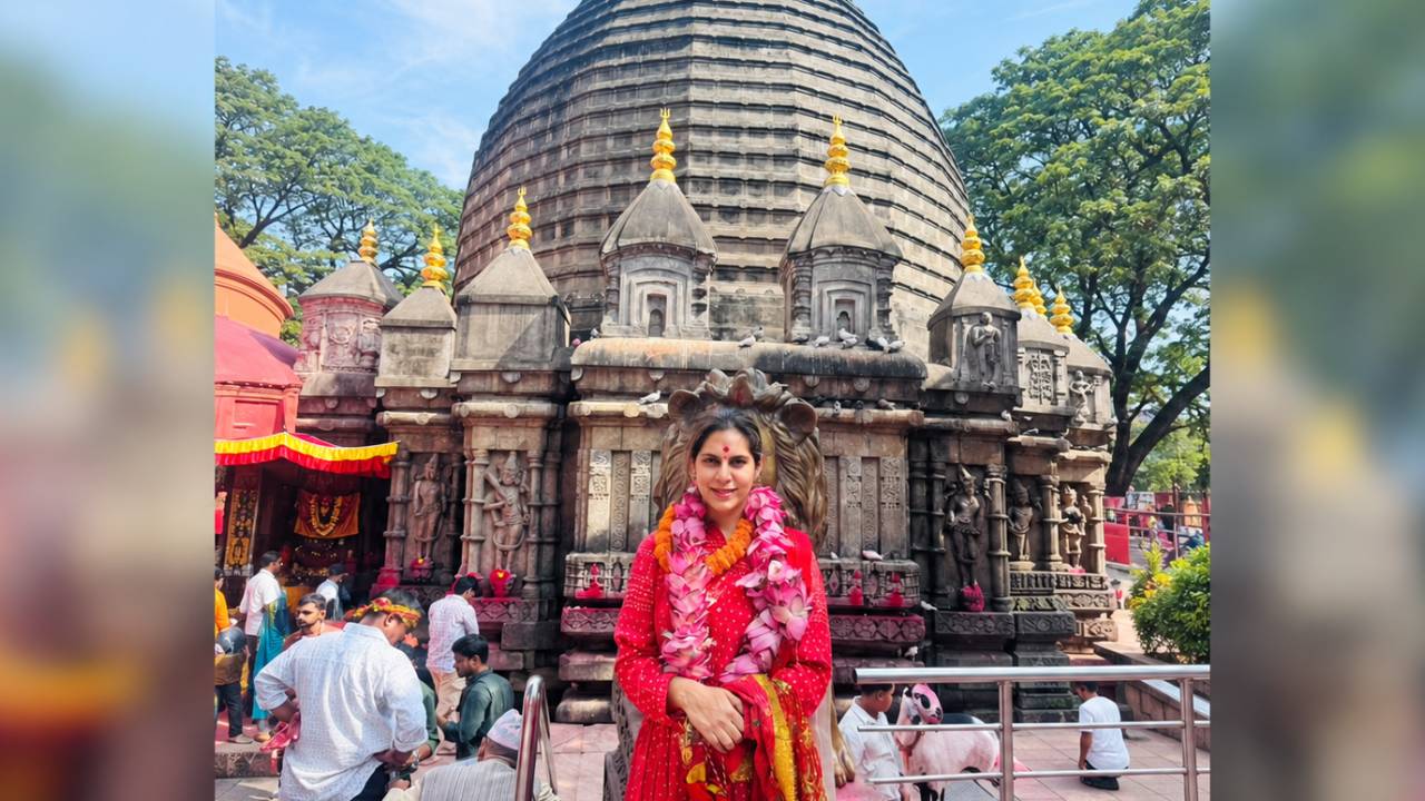 कामाख्या मंदिर से उपासना कोनिडेला का दमदार संदेश—‘अपने भीतर की देवी जगाओ, डर और नकारात्मकता मिटाओ’