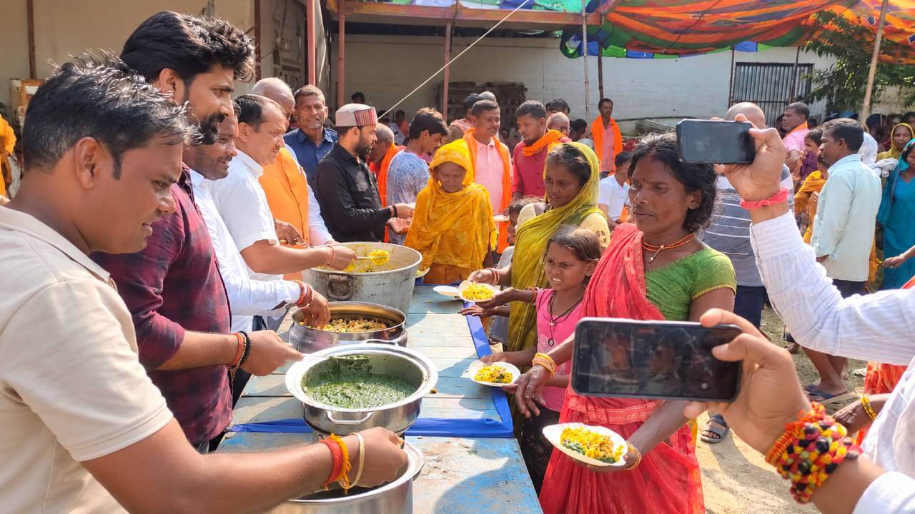 चंपारण परिवर्तन महोत्सव के दौरान महादलित बस्ती में सामूहिक भोज