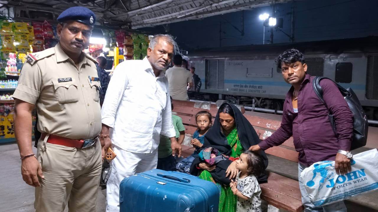 सीवान स्टेशन पर गूंजी किलकारी, प्रसव पीड़ा में महिला की मददगार बनी आरपीएफ