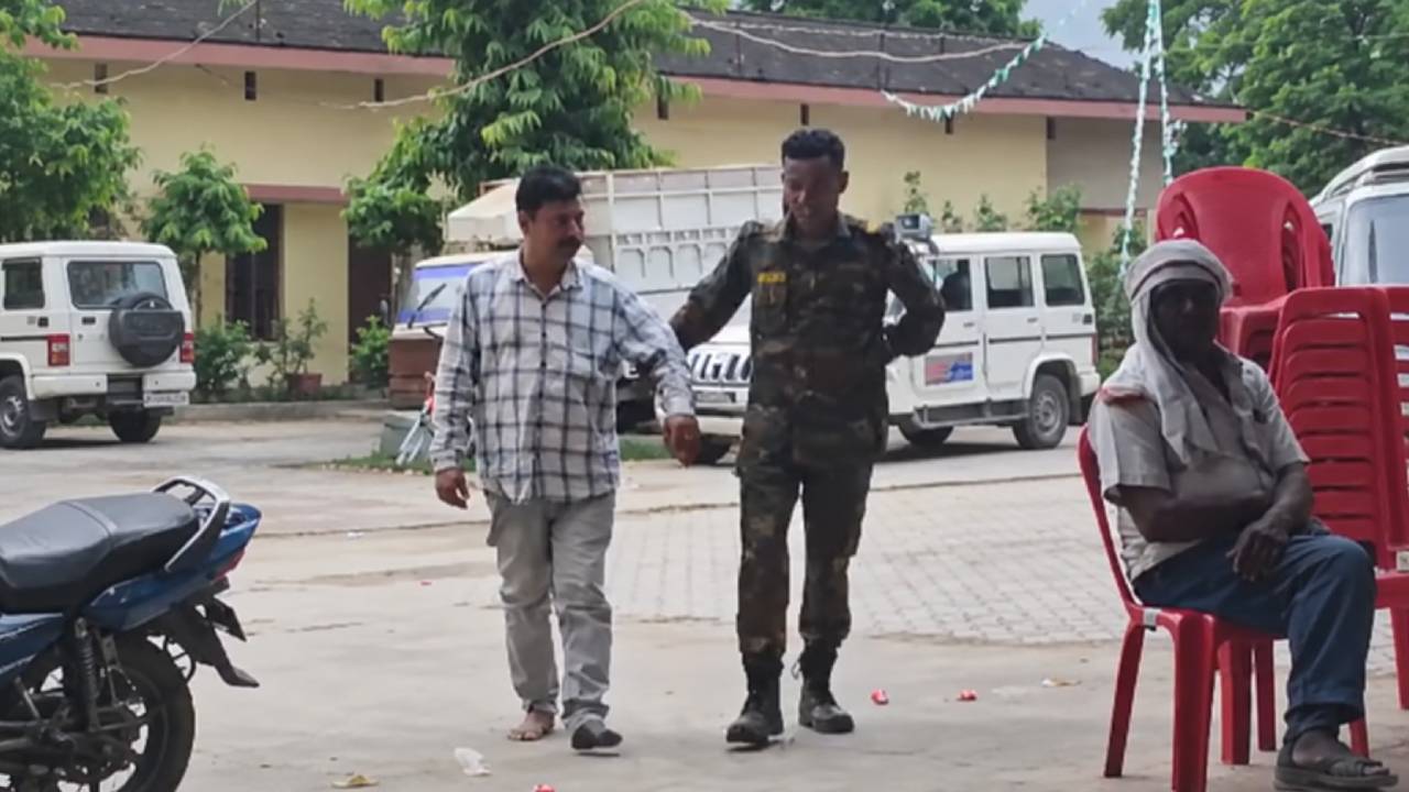 शराबबंदी वाले बिहार में नशे की हालत में डाकघर पहुंचे सब पोस्टमास्टर, ग्राहकों से बदसलूकी के आरोप में गिरफ्तार