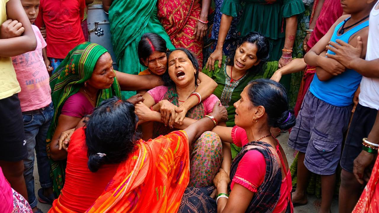 नवरात्र की खुशियां मातम में बदलीं, सड़क हादसे में दो दोस्तों की मौत