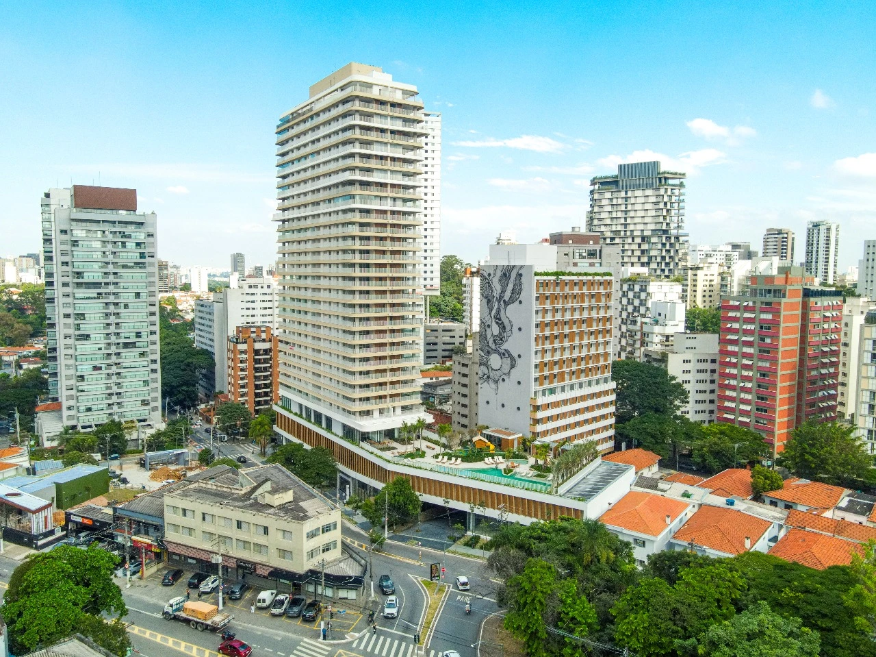 Fachada do Península Vila Madalena entre a vegetação