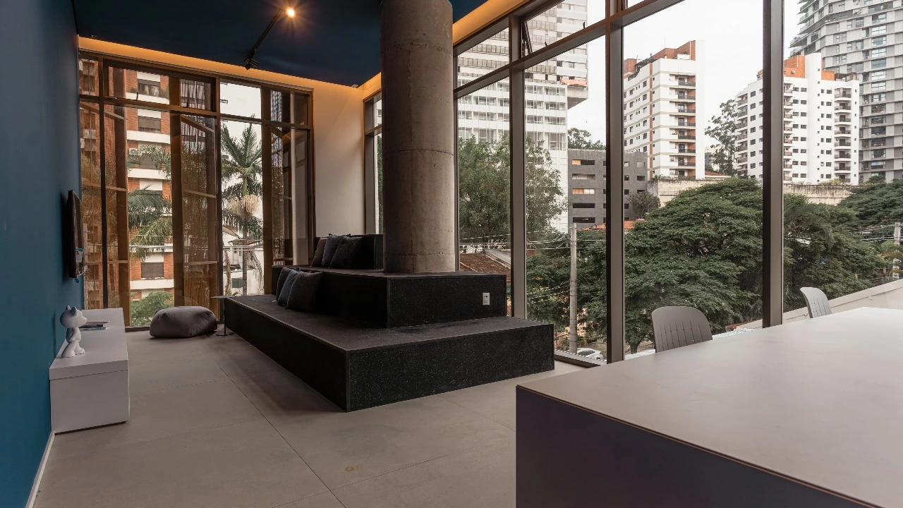 Lobby com pé-direito duplo do Península Vila Madalena