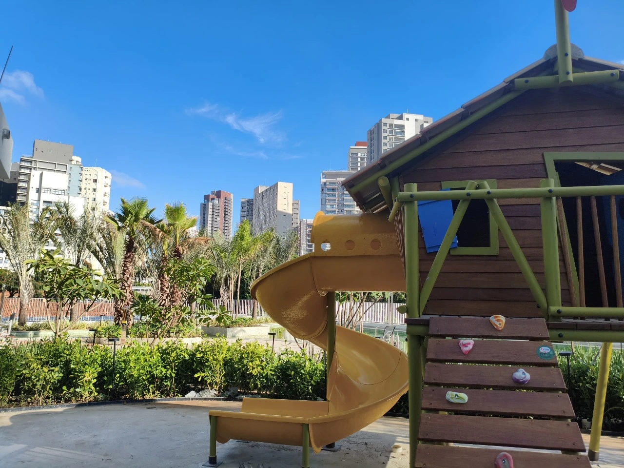 Jardim e playground do Península Vila Madalena