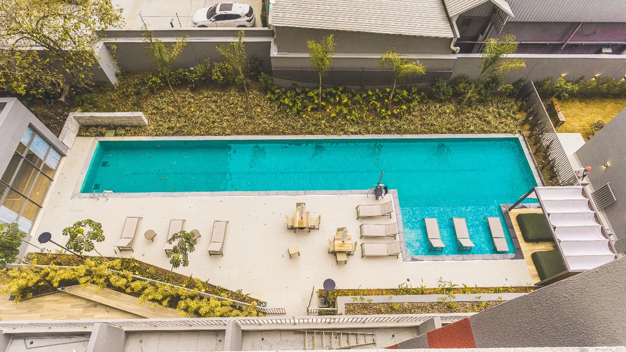 Piscina com raia e deck do The Collection Moema