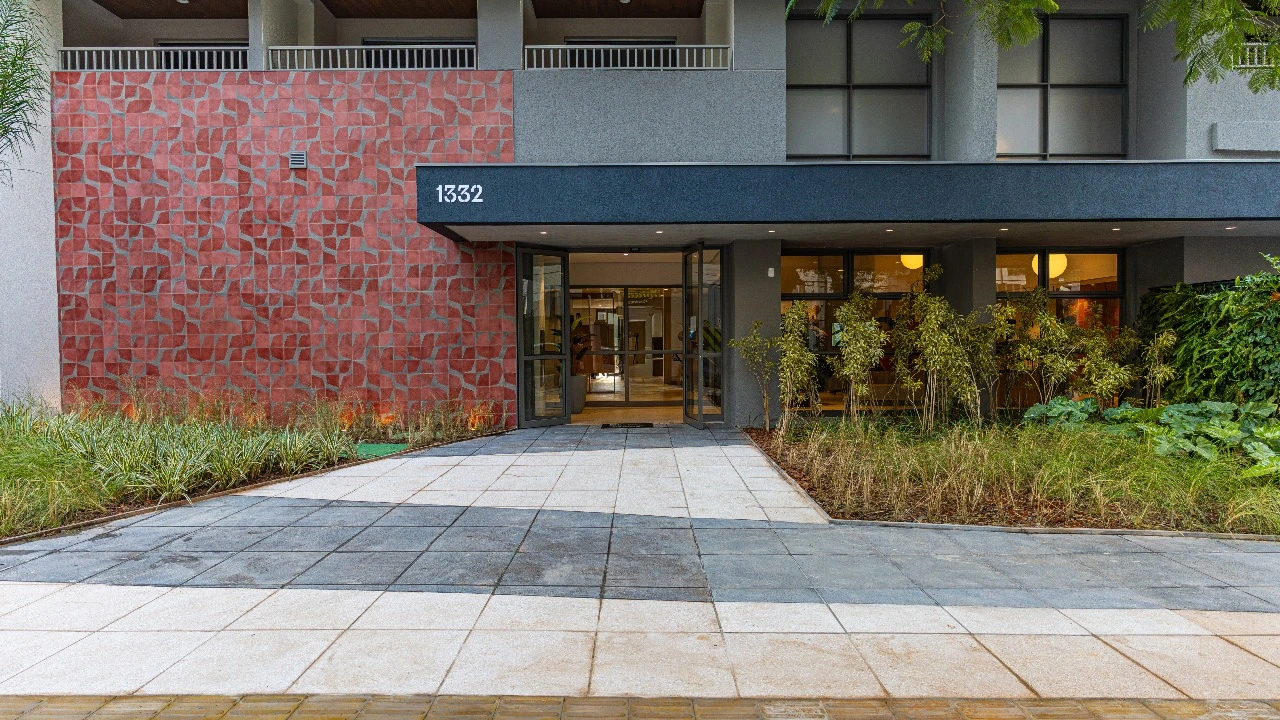 Acesso com jardim vertical do The Collection Moema