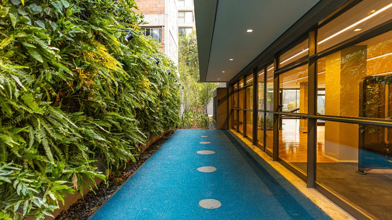 Piscina com jardim vertical do The Collection Moema