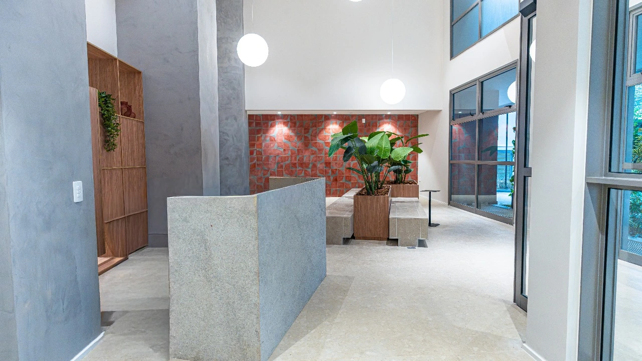 Lobby com concierge do The Collection Moema