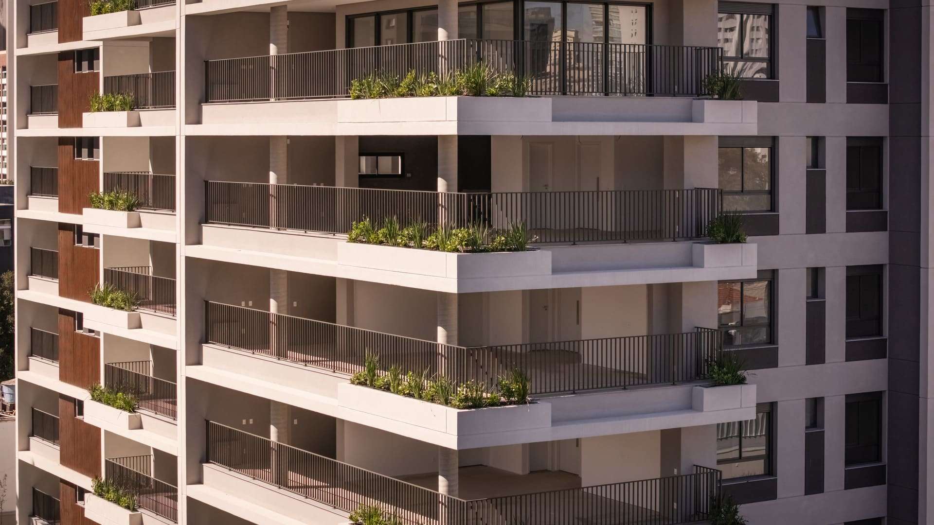 Detalhe das varandas com jardineiras do Baume Itaim