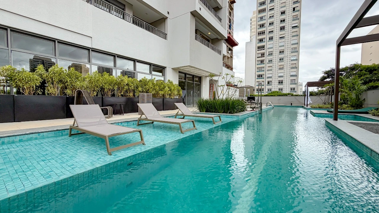 Piscina e solarium do The Collection Perdizes