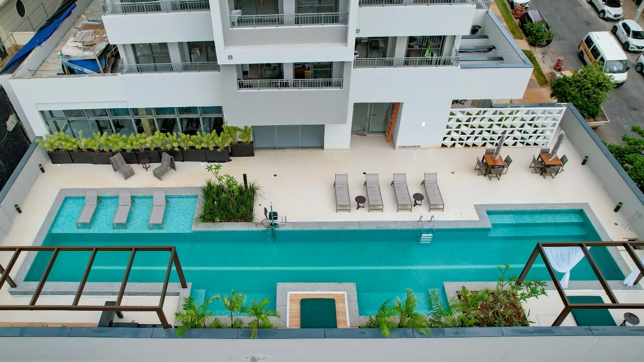 Voo de pássaro - piscina e solarium do The Collection Perdizes