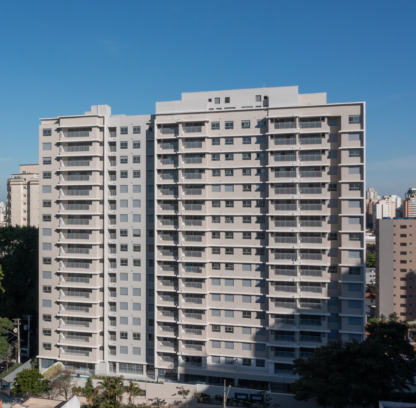 Fachada do About Vila Mariana