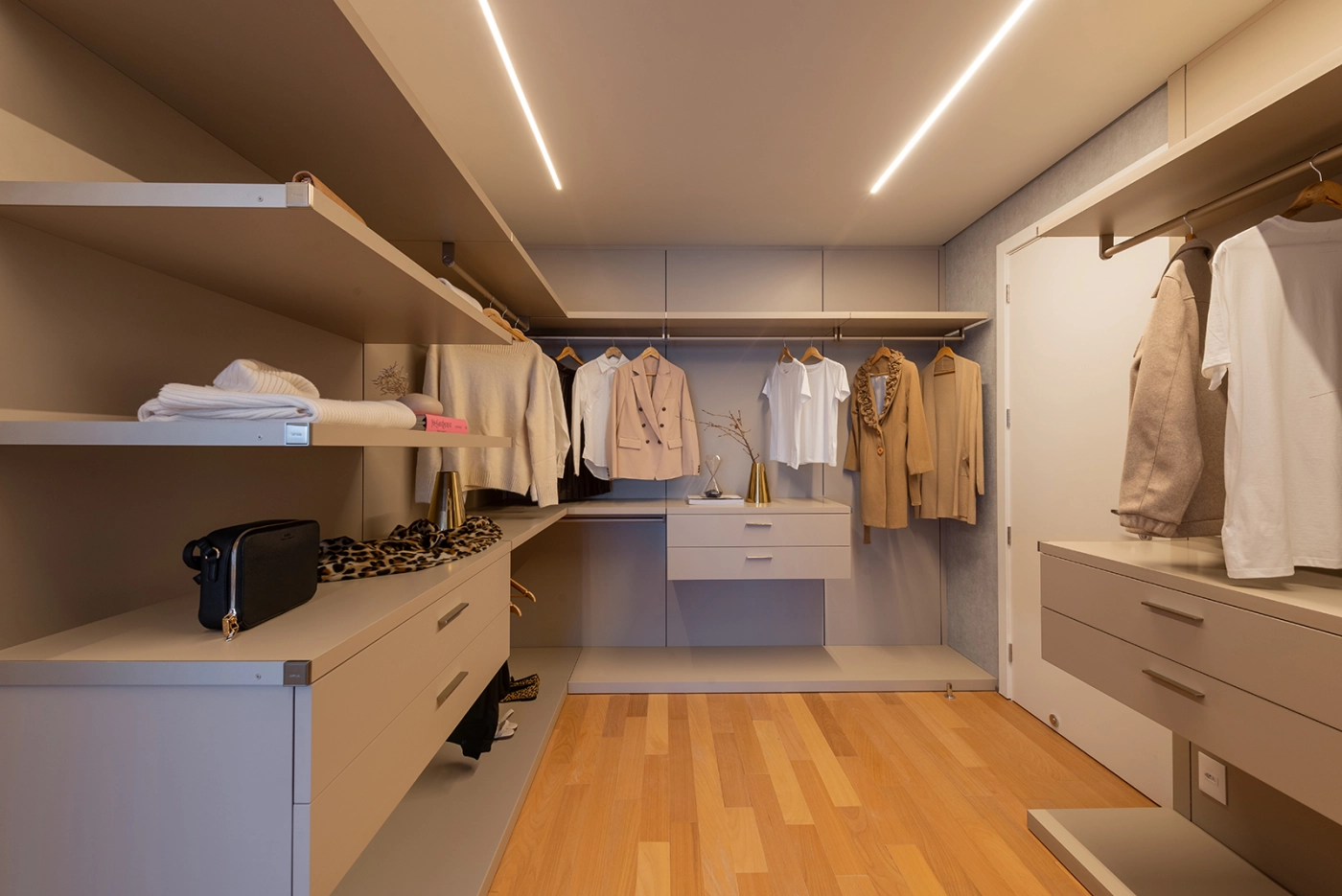 Closet da suíte master do Karpz Jardins