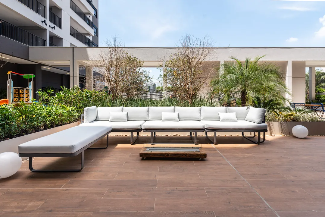 Lounge externo com sofá e lareira do Villa Pio