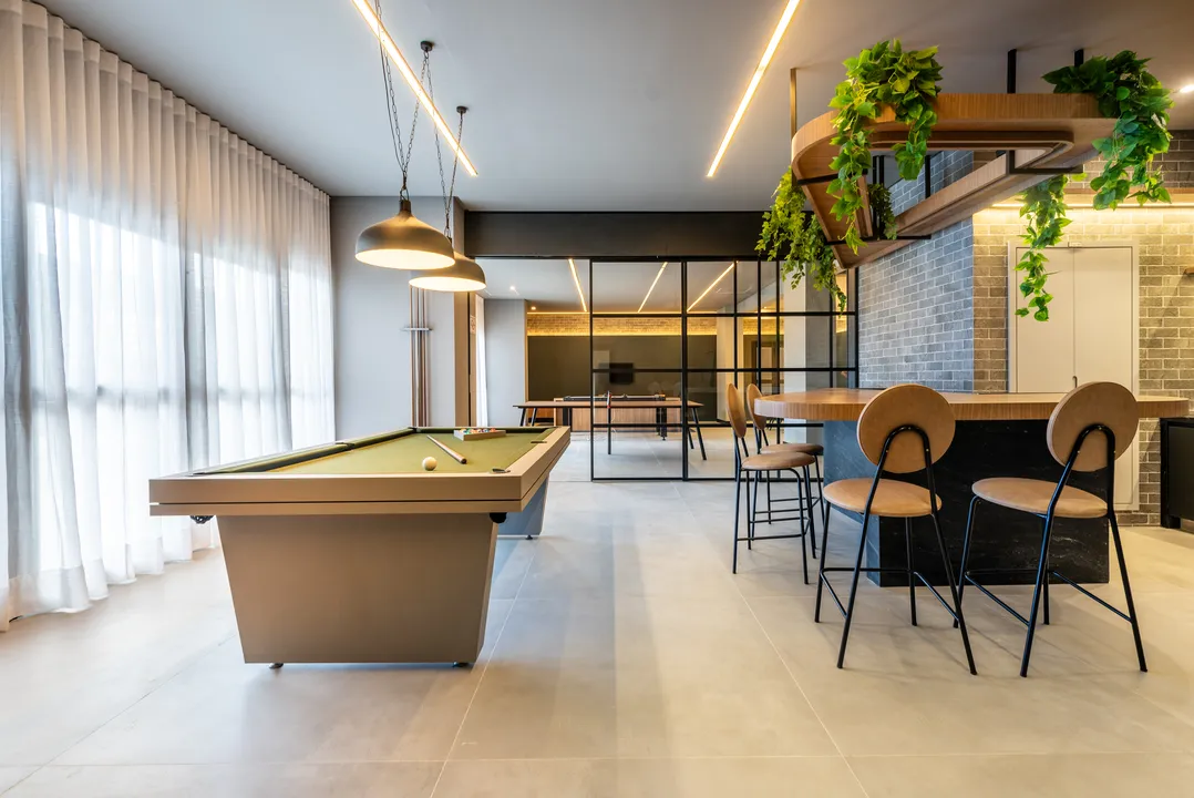 Salão de jogos com mesa de sinuca do Villa Pio