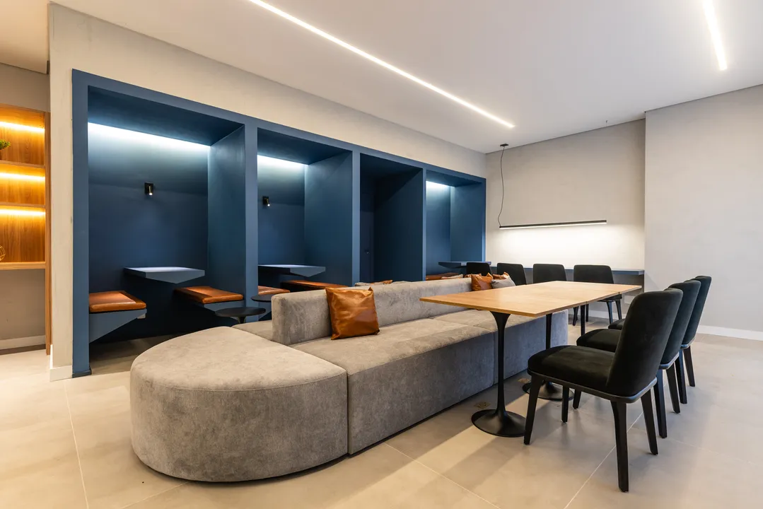 Coworking com bancada e sofá do Villa Pio