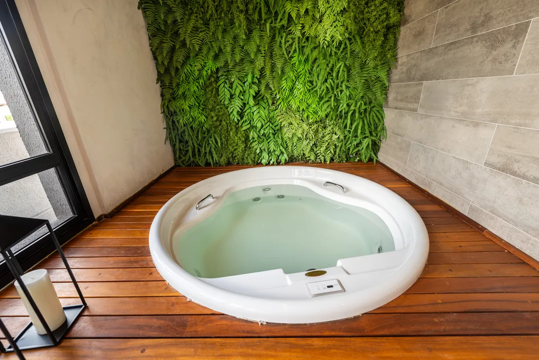 Hidromassagem com jardim vertical do Villa Pio