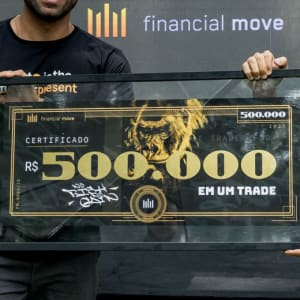Aluno recebendo a placa de R$ 500.000 em um trade